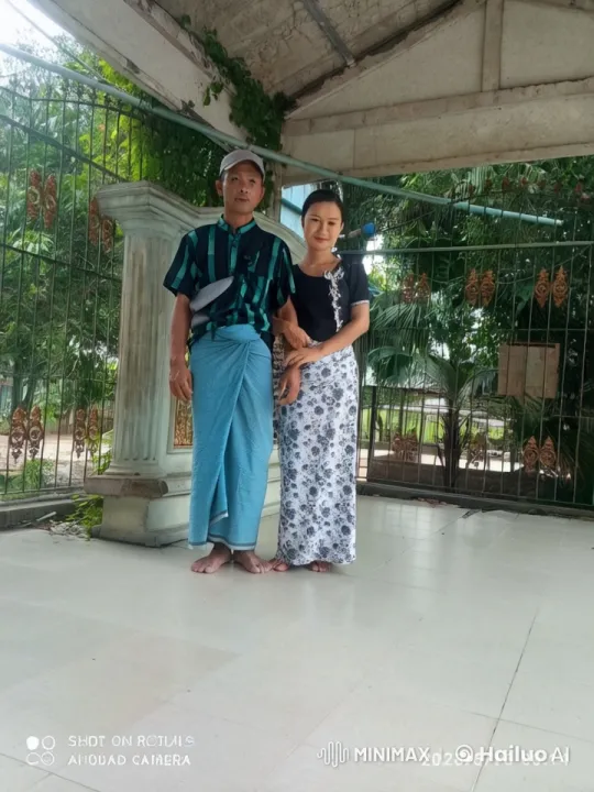 Couples' Intimate Moment in Traditional Attire – AI Generated Video | Hailuo AI