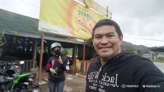 Spontaneous Martial Arts Demonstration in Outdoor Setting – AI Generated Video | Hailuo AI