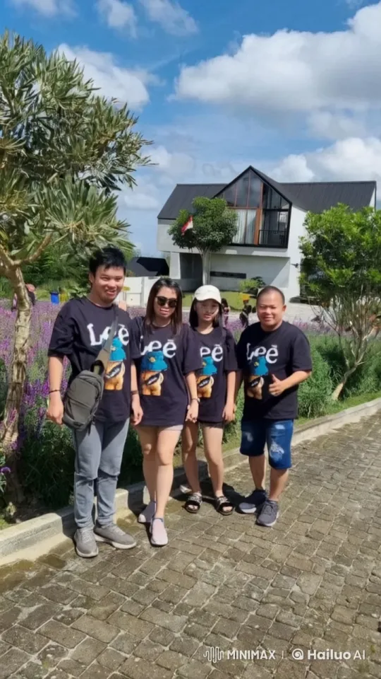 Four Individuals Perform Kungfu in Modern House Setting – AI Generated Video | Hailuo AI
