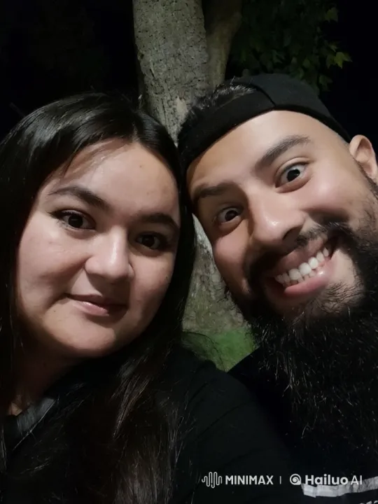 Nighttime Romantic Kiss in Outdoor Setting – AI Generated Video | Hailuo AI