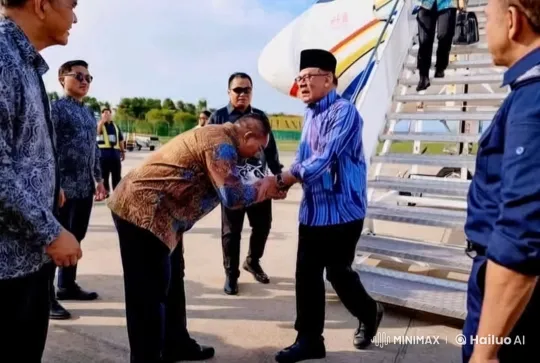 Martial Arts Display Welcomes Official at Airport – AI Generated Video | Hailuo AI