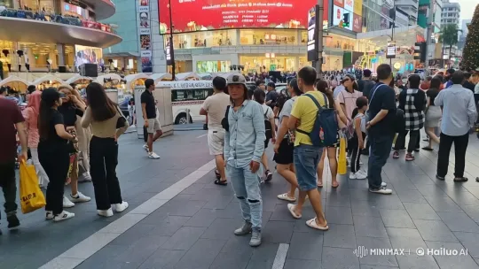 Urban Kung Fu Display in Bustling Cityscape – AI Generated Video | Hailuo AI