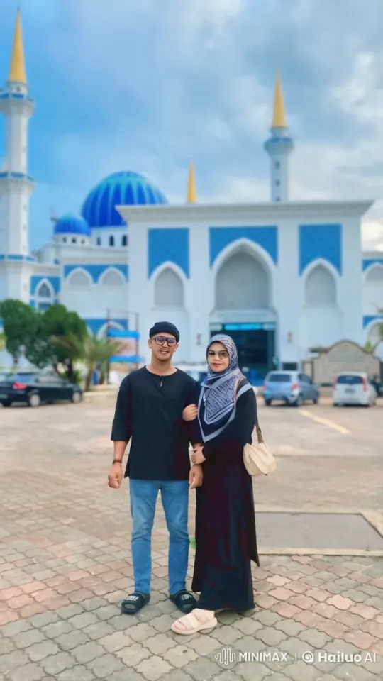 Martial Arts Showdown at Blue-Domed Mosque – AI Generated Video | Hailuo AI