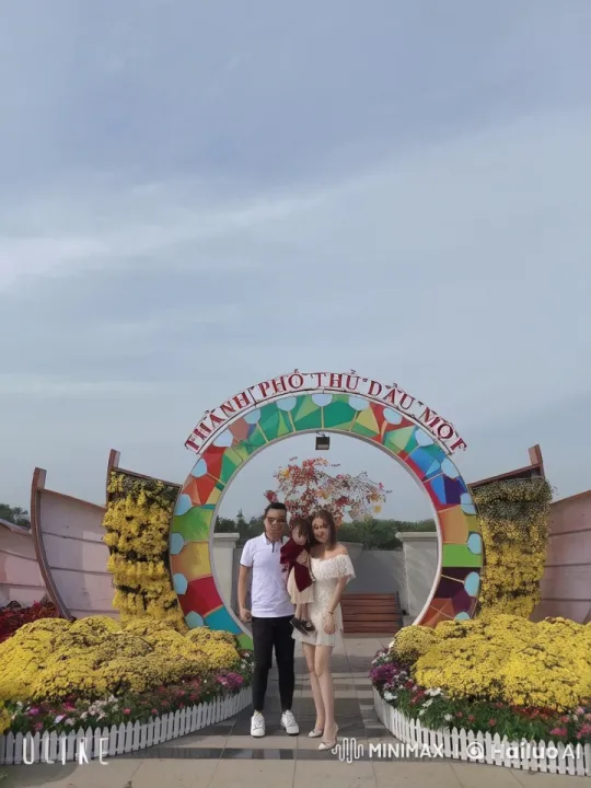 Family Demonstrates Kungfu in Scenic Flower Circle – AI Generated Video | Hailuo AI