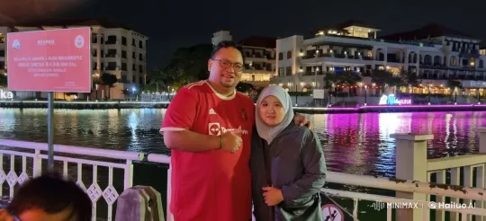 Nighttime Kung Fu Duel on Melaka River Bridge – AI Generated Video | Hailuo AI