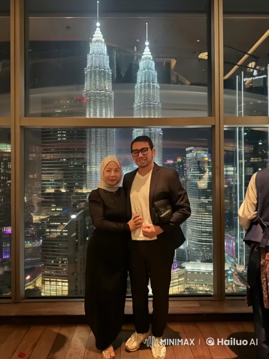 Couple Showcases Martial Arts in Front of Petronas Towers – AI Generated Video | Hailuo AI