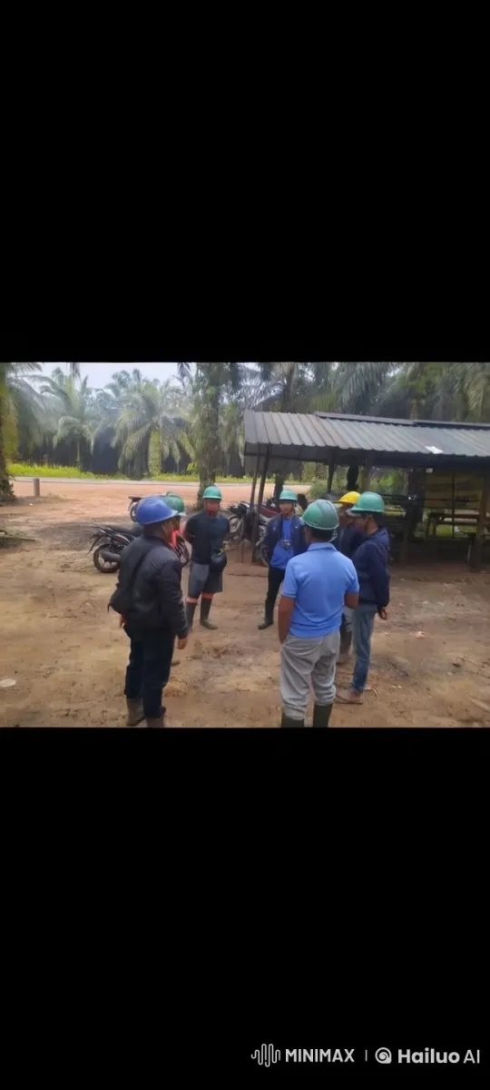 Workers Showcase Impromptu Kungfu Skills – AI Generated Video | Hailuo AI