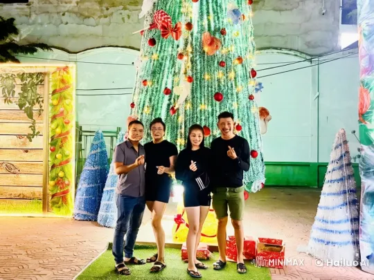 Christmas Tree Backdrop for Energetic Kung Fu Display – AI Generated Video | Hailuo AI