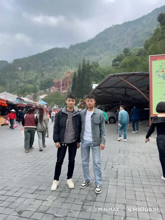 Kungfu Display in Bustling Mountain Marketplace – AI Generated Video | Hailuo AI