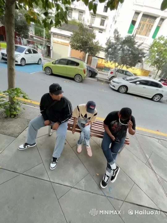 Urban Sidewalk Kung Fu Performance – AI Generated Video | Hailuo AI
