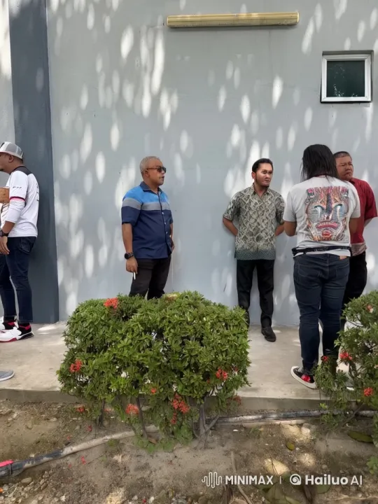 Martial Arts Exchange: Men Fight with Kungfu and Boxing in Garden – AI Generated Video | Hailuo AI