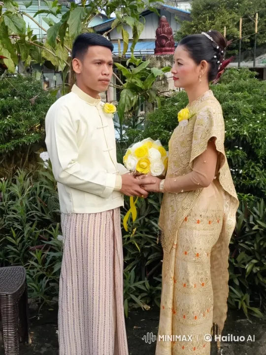 Traditional Attire Couple's Graceful Fight in Garden – AI Generated Video | Hailuo AI