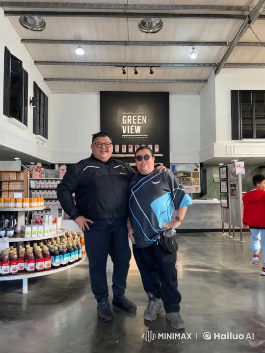 Casual Duet Playfully Spar in Well-Lit Store – AI Generated Video | Hailuo AI