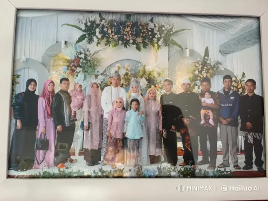 Traditional Wedding Photo Transforms into Surprise Kung Fu Performance – AI Generated Video | Hailuo AI