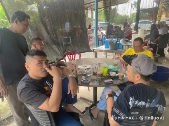 Brawl Erupts in Peaceful Eatery Amidst Patrons – AI Generated Video | Hailuo AI