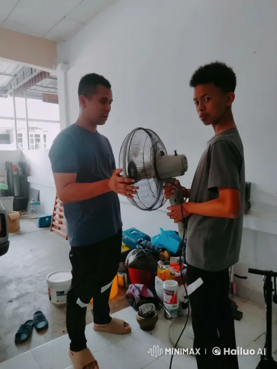 Two Friends Playfully Spar in a Garage Setting – AI Generated Video | Hailuo AI