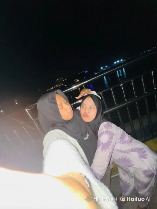 Nighttime Promenade: Playful Selfie-Fight Scene – AI Generated Video | Hailuo AI