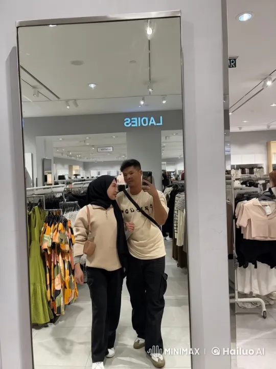 Couple Engages in Intense Kung Fu Fight in Clothing Store – AI Generated Video | Hailuo AI