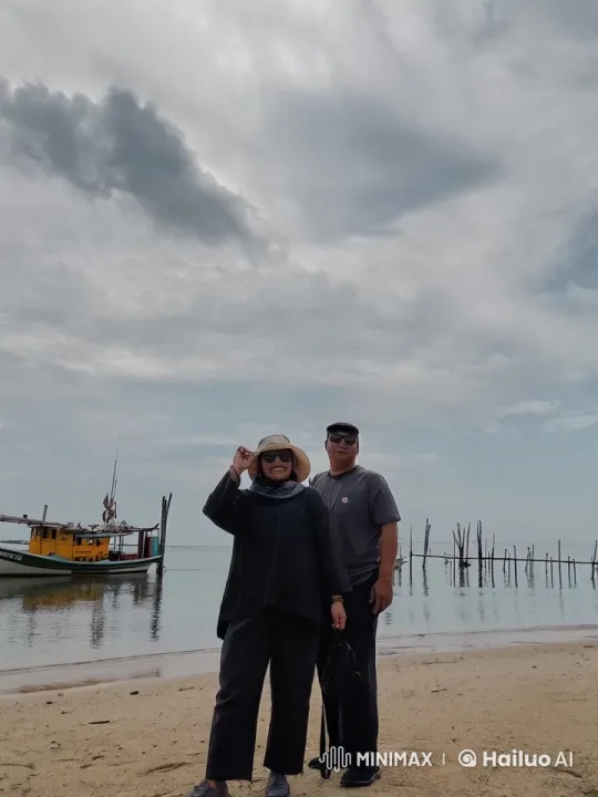 Couple Practices Kungfu on Serene Beach – AI Generated Video | Hailuo AI