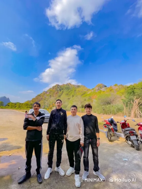 Friends Display Impressive Kungfu Skills in Scenic Mountain Setting – AI Generated Video | Hailuo AI