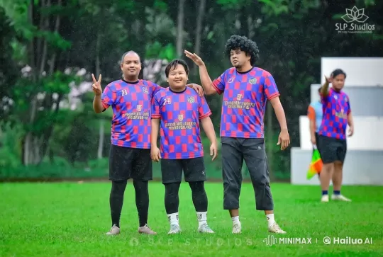 Three Individuals Perform Synchronized Kung Fu in a Lush Field – AI Generated Video | Hailuo AI
