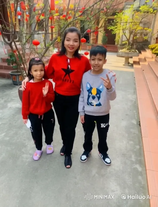 Family Scene in Live2D with Red Lantern Tree – AI Generated Video | Hailuo AI