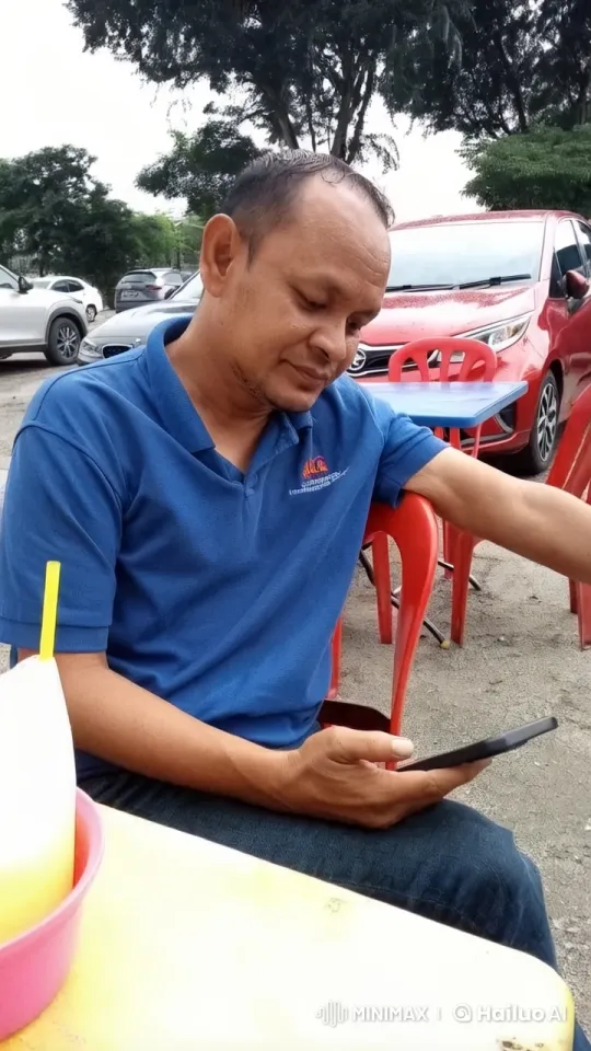 Man Interacting with Smartphone in Outdoor Setting – AI Generated Video | Hailuo AI