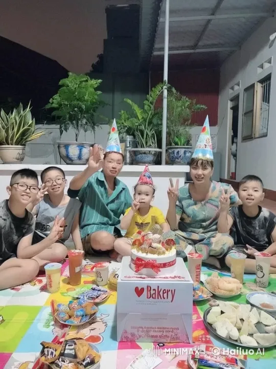 Family Celebrates with Playful Kung Fu Fun – AI Generated Video | Hailuo AI