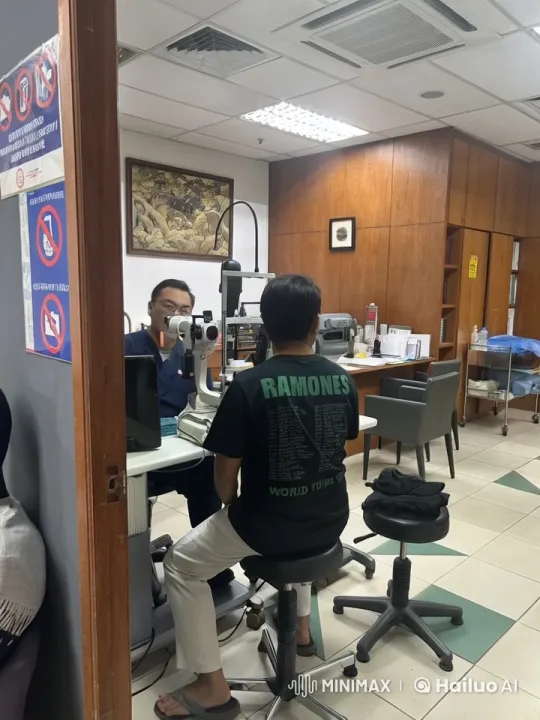 Man in Black Shirt Performs Kung Fu in Medical Office – AI Generated Video | Hailuo AI