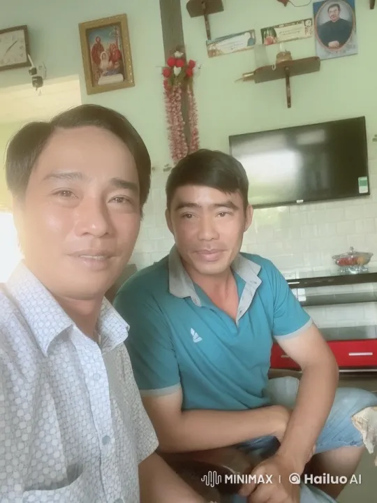 Two Men Chat in Cozy, Decorated Room – AI Generated Video | Hailuo AI