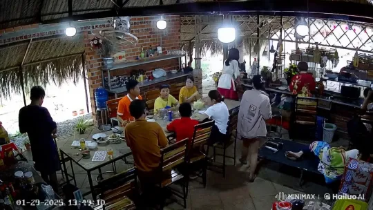 Open-Air Dining Brawl with Kung Fu Showdown – AI Generated Video | Hailuo AI
