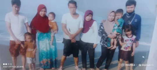 Family Practices Kung Fu Playfully on the Beach – AI Generated Video | Hailuo AI