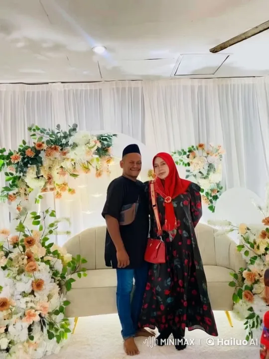 Traditional Attire Kung Fu Fight with Floral Decor – AI Generated Video | Hailuo AI