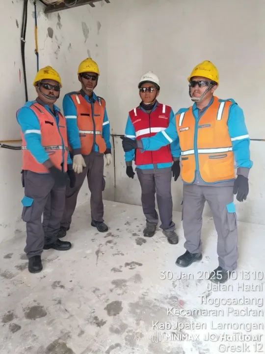 Construction Workers Stage Kung Fu Scene – AI Generated Video | Hailuo AI