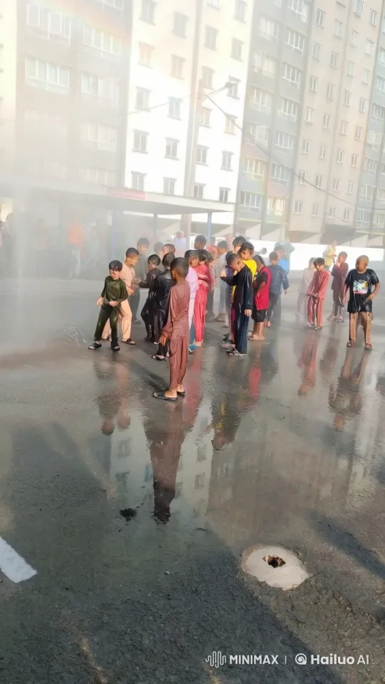Street Play: Muay Thai Kids Amidst Misty Cheering – AI Generated Video | Hailuo AI