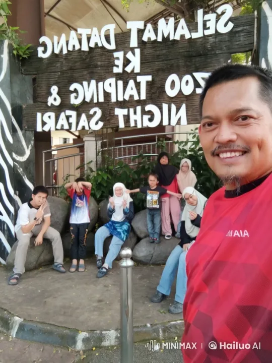 Friends Energetically Demonstrate Kung Fu at Zoo Entrance – AI Generated Video | Hailuo AI