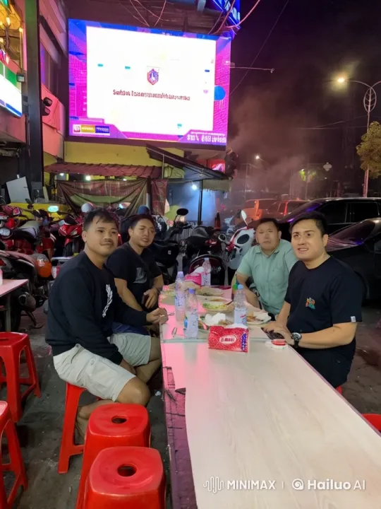 Nocturnal Street Fight Showcases Dynamic Kung Fu Skills – AI Generated Video | Hailuo AI