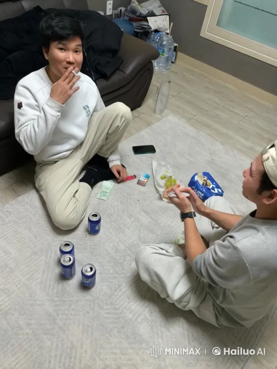 Martial Arts Duo: Floor Fight Transforms into Dynamic Battle – AI Generated Video | Hailuo AI