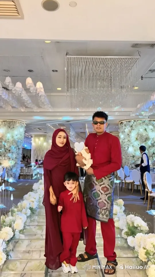 Family Transforms Formal Photo into Martial Arts Spectacle – AI Generated Video | Hailuo AI