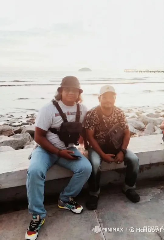 Kungfu Sparring on Seaside Rock Bench at Sunset – AI Generated Video | Hailuo AI