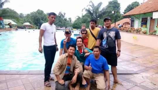 Poolside Kungfu Performance by Eight Practitioners – AI Generated Video | Hailuo AI