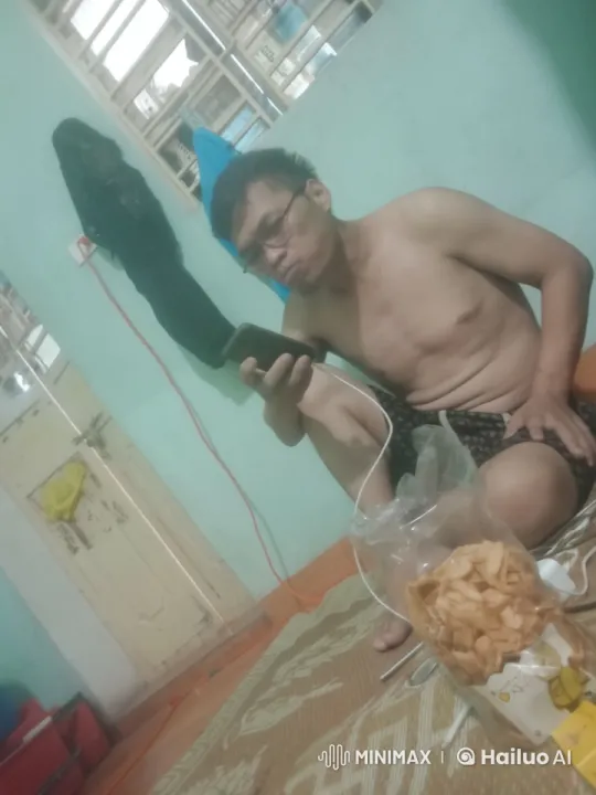 Shirtless Man Relaxing with Phone and Snacks – AI Generated Video | Hailuo AI