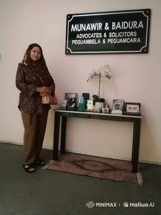 Office Scene with Lady and Decorative Table – AI Generated Video | Hailuo AI