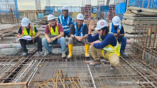 Construction Workers' Animated Kungfu Comedy – AI Generated Video | Hailuo AI