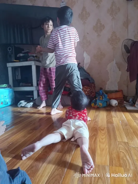 Children Practicing Kung Fu in Cozy Room – AI Generated Video | Hailuo AI