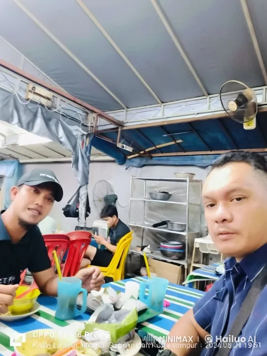 Street-side Diner Argument Captured on Video – AI Generated Video | Hailuo AI