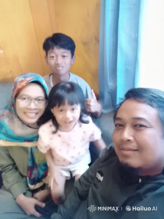Family Enjoys Kungfu Display in Cozy Living Room – AI Generated Video | Hailuo AI