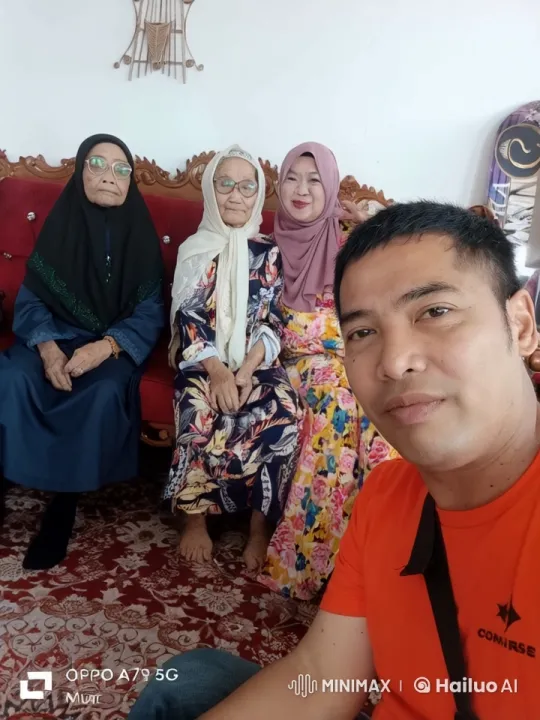 Elderly Women and Man Enjoy Kungfu Fun on Red Sofa – AI Generated Video | Hailuo AI