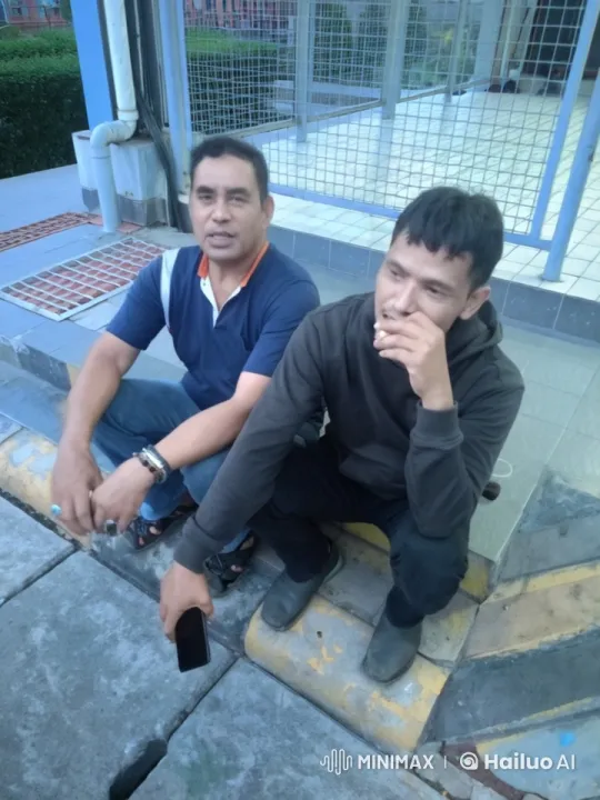 Two Men Escalate from Calm to Confrontation on Pavement – AI Generated Video | Hailuo AI