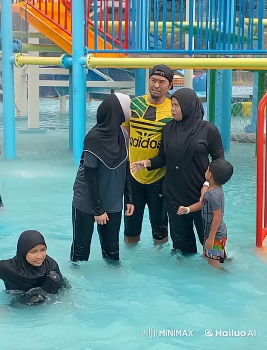 Water Park Kung Fu Battle: Agility Meets Splashes – AI Generated Video | Hailuo AI